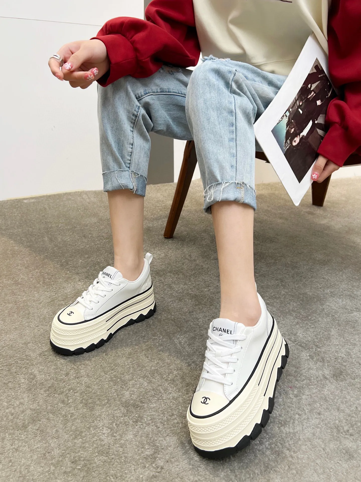 👟👟Ex-factory price 540👟👟 Chanel thick-soled biscuit shoes are a new retro series, showing a relaxed posture and lightness to start the summer journey. Continuing CHANEL's iconic deconstructed silhouette, the shoe body is presented with simple three-dimensional lines and double logos. The upper layer of cowhide material is injected with upper layer softness to enhance the foot feel. It adopts a thick rubber sole with geometric texture and rubber edging details. The leg heightening effect is comparable to that of leg plastic surgery. It makes your legs look bigger, slimmer and longer. It can be easily held in various styles. You can wear it with you! Upper material: cowhide Inner material: sheepskin lining Size: 35-40